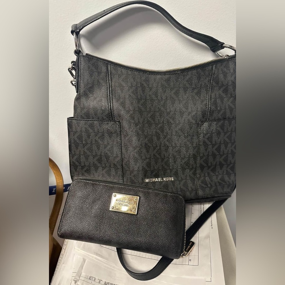 Bundle Michael Kors purse and wallet bundle